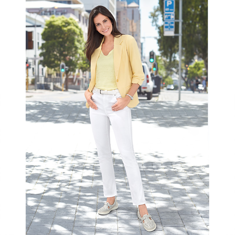 MODEL Laurina